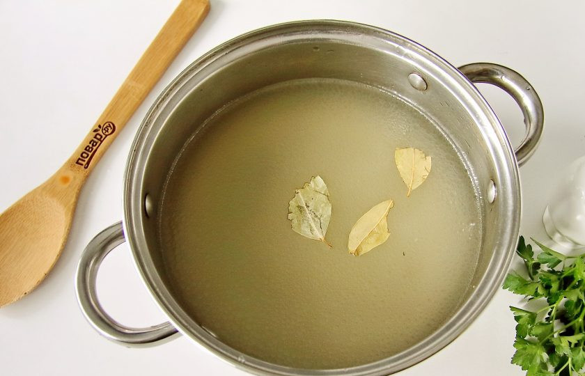 1. Этап. Борщ для детей: В кастрюлю налейте воду или мясной бульон. У меня говяжий, но подойдет и из индейки, курицы или кролика. А вот бульон из свинины я бы посоветовала использовать только для деток постарше. Добавьте лаврушку и доведите до кипения.