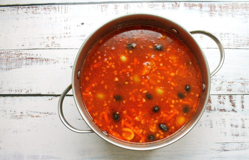 1. Этап. Солянка с жидким дымом: Выложите обжаренные овощи с колбасой, перемешайте и дайте покипеть 2 минуты.