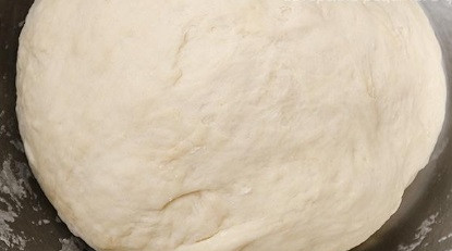 1. Этап. Тонкое тесто для пиццы итальянское: Просейте через сито в наш состав муку и начните замешивать тесто. Это займёт около 10 минут.