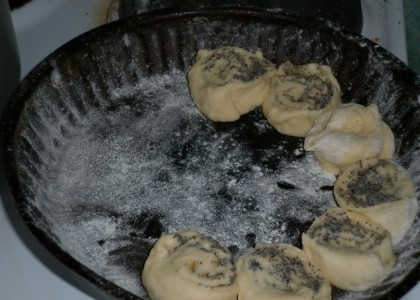 1. Этап. Маковики: 5. Жаропрочную форму смажьте немного маслом и присыпьте мукой. Выложите булочки. Повторите процесс со второй половиной теста.