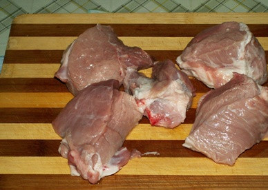 1. Этап. Суфле из мяса в духовке: Мясо моем и разрезаем на небольшие куски.