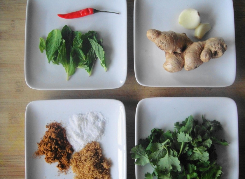 1. Этап. Стейки из баранины острые: Подготовьте все ингредиенты. Почистите и измельчите чеснок и имбирь. Нарвите и помойте листики мяты и кинзы.