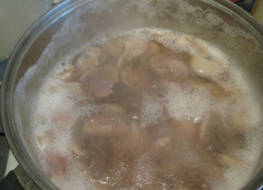 1. Этап. Маринованные маслята быстрого приготовления: Готовим маринад из: сахара, соли, перца горошком, лавровых листьев, корицы. Доводим до кипения, опускаем грибы и варим еще 7-8 минут. В конце добавляем лимонную кислоту.