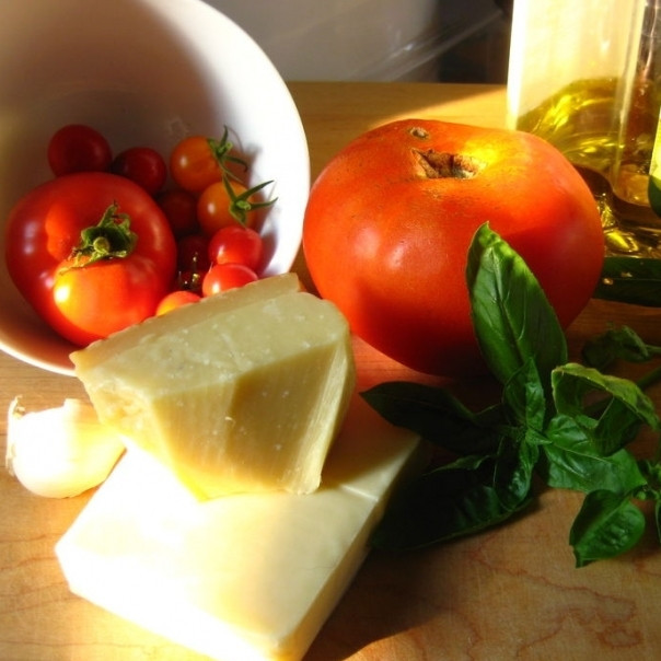 1. Этап. Пицца по-домашнему: Ингредиенты для начинки можете выбирать по своему усмотрению. Я готовлю традиционную итальянскую маргариту, в которую не входит мясо. Однако, при желании, вы можете добавить в начинку колбасу, ветчину, грибы, курицу - что угодно.