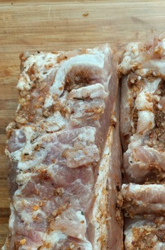 1. Этап. Грудинка запеченная в духовке: Смешиваем измельченный чеснок и специи для мяса ( у меня состав : сумах, кориандр, паприка сладкая, базилик, хмели сунели, перец черный и чили). Натираем этой смесью грудинку