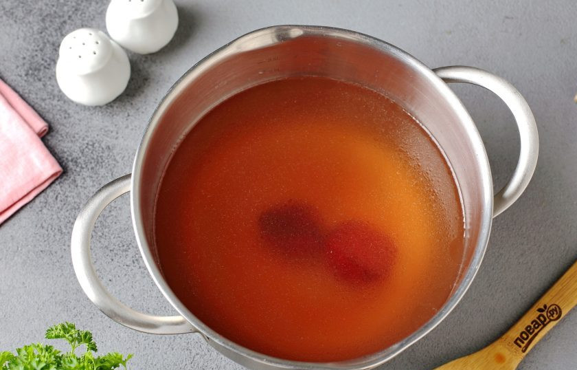 1. Этап. Борщ со свеклой без уксуса: Готовый бульон процедите, верните обратно в кастрюлю и добавьте одну небольшую сырую свеклу, разрезанную пополам. Мясо можно нарезать кусочками и положить в бульон, а можно подать к борщу потом отдельно на тарелке. Варите бульон еще 15 минут. После чего свеклу извлеките, натрите на тёрке и отправьте опять в кастрюлю.