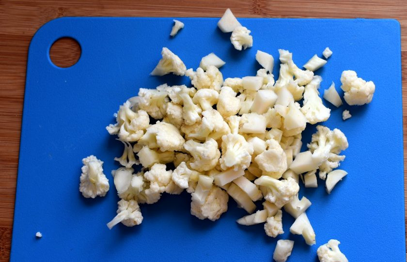 1. Этап. Суп томатный с овощами и плавленым сыром: Цветную капусту разберите на мелкие соцветия.