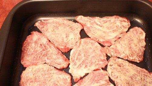 1. Этап. Запеченное мясо с сыром: Противень смазываем растительным маслом, выкладываем на него мясо, смазанное горчично-майонезной массой.