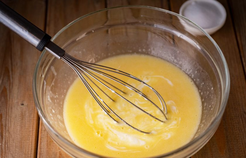 1. Этап. Ржаное печенье: Залейте кефир, добавьте соду. Перемешайте венчиком.