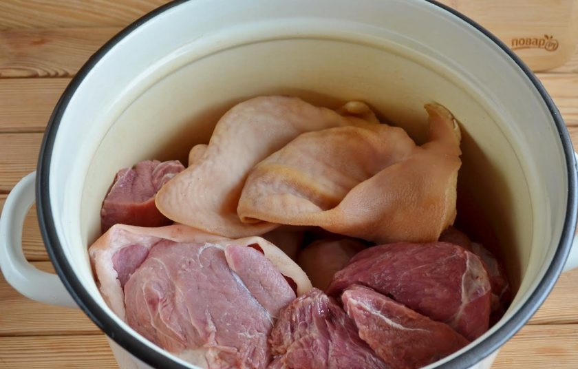 1. Этап. Холодец из свинины и говядины: 3. Залейте его холодной водой и доведите до кипения. Варите при слабом кипении 6 часов, периодически снимая пену.