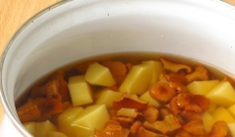 1. Этап. Суп грибной из лисичек: Добавьте картофель к лисичкам, варите до мягкости.