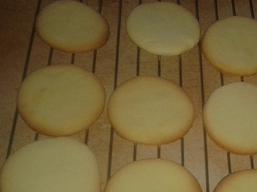 1. Этап. Печенье Пасхальные яйца: 4. Выложите печенье на противень, запекайте в разогретой духовке в течение 12-15 минут. Будьте внимательны, в конце приготовления печенье очень быстро из золотистого становится коричневым! Выберите из духовки, оставьте на 15 минут на противне. Затем аккуратно переложите на решетку и остудите полностью.