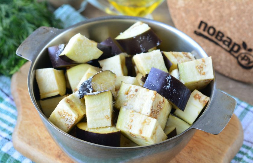 1. Этап. Баклажаны Ивасики телесики: Баклажаны присыпьте солью, оставьте на 15 минут, чтобы ушла горечь.