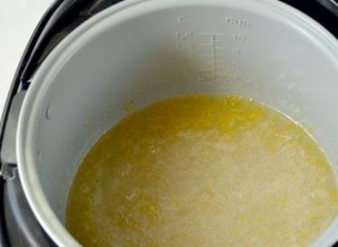 1. Этап. Яблочное варенье в мультиварке: В чашу мультиварки добавляем воду, сахар, цедру и сок лимона. Готовим сироп, помешивая, до тех пор, пока сахар не растворится.