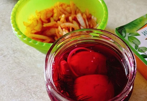 1. Этап. Сосиски с маринованными яйцами и луком: Маринованные яйца нужно приготовить заранее, им нужно промариноваться хотя бы 2-3 дня. Можно и неделю выдержать или больше. Единственное, белок от маринования становится как-бы слегка резиновым. Это не плохо, мне, например, это даже нравится, просто пишу чтоб вы знали. Бытует мнение (рецепт английский, американский), что маринованные яйца хороши к крепким напиткам, как закуска или к пиву. Не знаю. По мне, так у нас есть другие продукты для этого - соленый огурец и вобла. ))) Мне нравятся такие яйца в салатах или просто с майонезом. Они красиво на столе смотрятся. Теперь рецепт! Свекла нужна вареная, буквально два ломтика, она только для цвета. Чеснок нарезать пластинками, лук полукольцами. Смешать уксус, воду и специи, кроме чеснока, лука и свеклы. Закипятить и оставить охладится. В банку сложить кусочки свеклы, чеснок и лук, туда же вареные и очищенные яйца, сверху положить веточку укропа. Залить остывшим маринадом, чтобы яйца были им покрыты. Поставить в холодильник и забыть на парочку дней. Гурманы выдерживают неделю и две, говорят, можно и дольше. Я мариную обычно 3-4 яйца, съедаем в охотку или салат готовлю. В этом же маринаде я могу еще раз замариновать яйца.