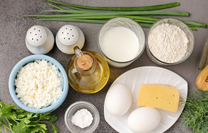 1. Этап. Творожные лепёшки с сыром и зеленью: Подготовьте все ингредиенты.