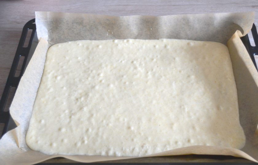 1. Этап. Торт Груши в карамели: Разогрейте духовку до 175 градусов. Выложите тесто на силиконовый коврик или на силиконизированный пергамент размером 30х40 см., разровняйте.