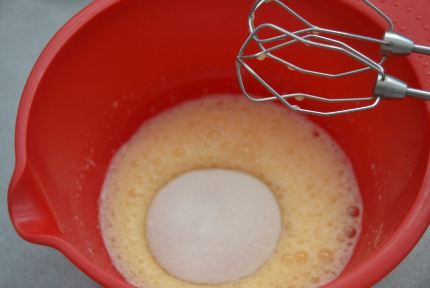 1. Этап. Итальянское яблочное печенье: Всыпьте сахар, еще раз взбейте.