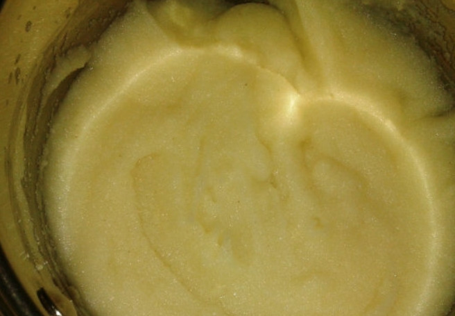 1. Этап. Кнейдлах: Сварите густую манку.