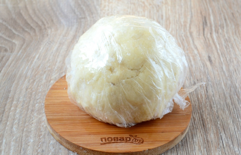 1. Этап. Слоеное тесто быстрого приготовления: Вот собственно и все, готовый комочек быстрого слоеного теста заверните в пищевую пленку и отправьте в холодильник на 2 часа, если получится оставить на дольше, это будет даже лучше. Но так как у нас именно быстрое тесто, то достаточно будет и 2 часов, за это время можно прилечь отдохнуть, сбегать в супермаркет или сходить за ребенком в школу. А по приходу заняться приготовлением вкусной домашней выпечки! Готовьте с удовольствием!