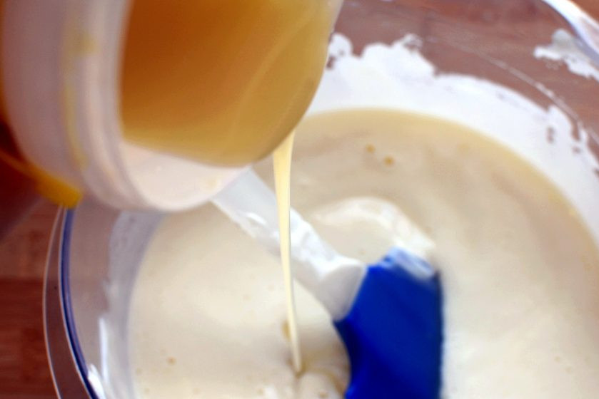 1. Этап. Маковый торт с йогуртовым муссом и белым шоколадом: Тонкой струйкой , при помешивании, влейте шоколадно-желатиновую смесь.