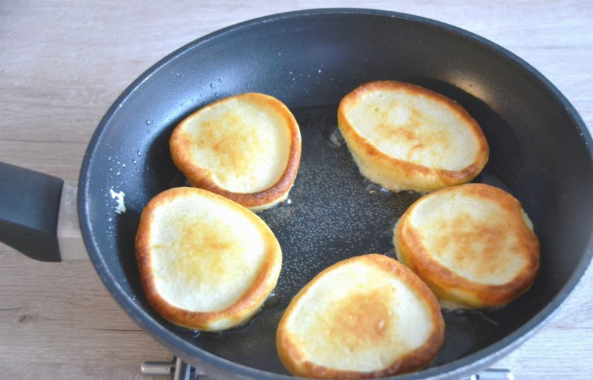 1. Этап. Украинские оладьи: Разогрейте сковороду с растительным маслом, выкладывайте тесто и жарьте оладьи не среднем огне с обеих сторон.