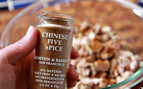 1. Этап. Булочки со свининой: 1. Приготовленную заранее свинину измельчить, чтобы получилось 2 чашки. Посыпать свинину смесью пяти китайских специй. Тщательно перемешать.