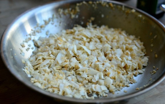 1. Этап. Овсяная каша в духовке: 6. В это время обжарьте на сухой сковороде кокос до золотистого цвета.