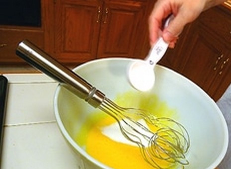 1. Этап. Заварной крем со сливками: Добавьте к желткам оставшиеся 2 ст.л. сахара и взбивайте до тех пор, пока сахар не растворится и смесь не станет сливочной, около 15 секунд.