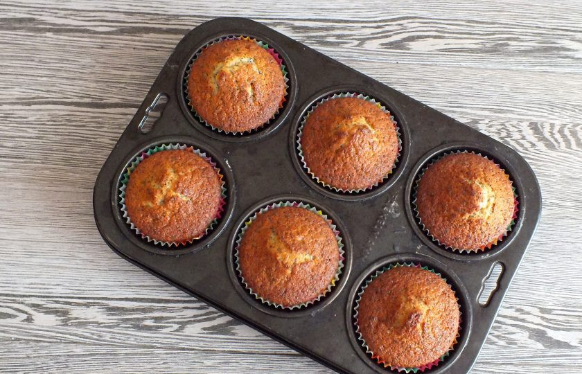 1. Этап. Кексы на кефире с маком: Через указанное время проверьте деревянной шпажкой кексы на готовность. Она должна быть сухой. Извлеките кексы из формы.