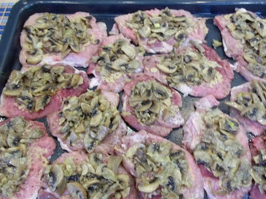 1. Этап. Французские отбивные из свинины в духовке: 11. Каждый кусочек солю и перчу, смазываю горчицей и выкладываю по центру приготовленную из грибов и лука начинку.