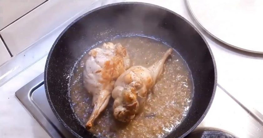 1. Этап. Кролик, фаршированный грибами: 4. Затем добавьте вино и соль, дайте ножкам потушиться 10-15 минут. Периодически переворачивайте их. Когда жидкости в сковороде почти не останется, выложите несколько ломтиков апельсина и обжарьте с обеих сторон. Приятного аппетита!