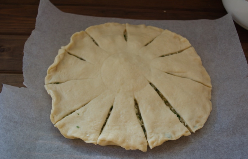 1. Этап. Пирог с зеленью и брынзой: В центре пирога установите чашку или банку. От нее нарежьте тесто на сектора.