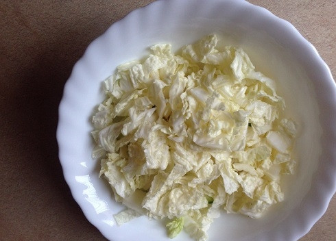 1. Этап. Пекинский салат: Шинкуем пекинскую капусту соломкой. Слегка примнем со щепоткой соли.