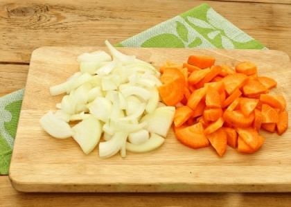 1. Этап. Ужин Ассорти: Морковку и лук чистим и нарезаем произвольно. Я лук и морковь нарезал четвертинками колец.