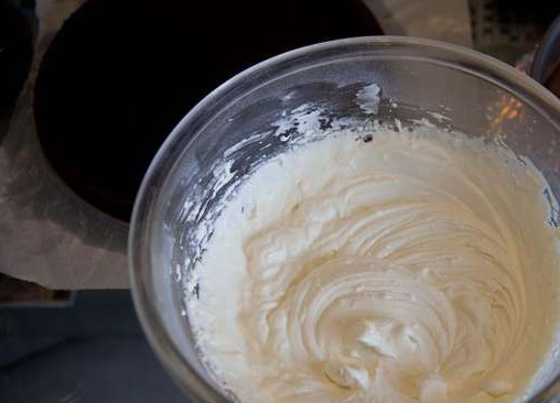 1. Этап. Торт Принцесса: Взбиваем оставшиеся сливки.