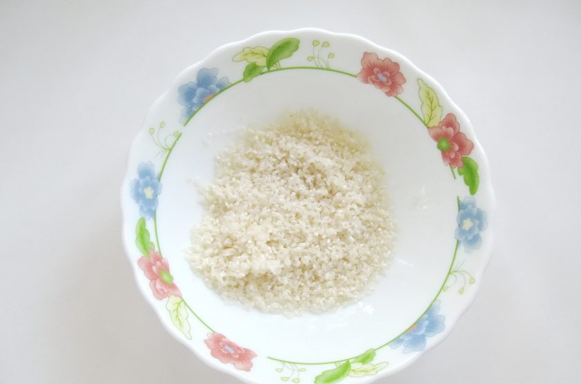 1. Этап. Сладкая рисовая каша со сливой: Рис берите круглозерный, который хорошо разваривается. Тщательно его промойте.