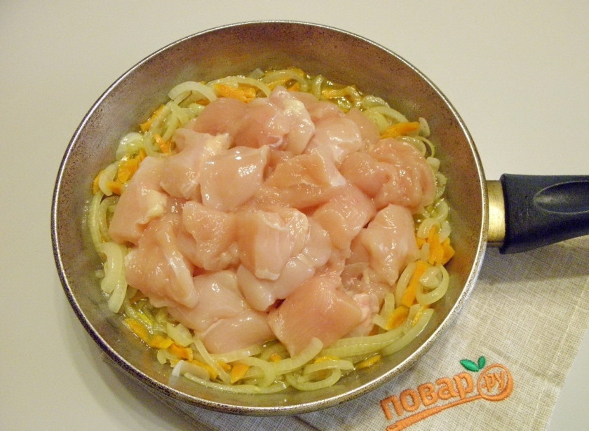 1. Этап. Куриная грудка в сливках: Куриную грудку порежьте небольшими кусочками, добавьте к овощам и на среднем огне обжарьте до изменения цвета мяса. Посолите.