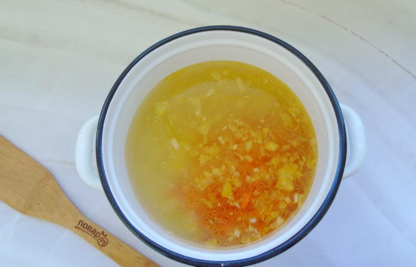 1. Этап. Белая уха: Затем выложите в кастрюлю с картофелем. Готовьте уху 15 минут.