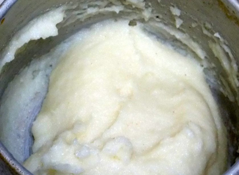 1. Этап. Творожно-черемуховое суфле: Доведите молоко до кипения, посолите, всыпьте манку и мешайте до загустения. Снимите с огня и остудите.