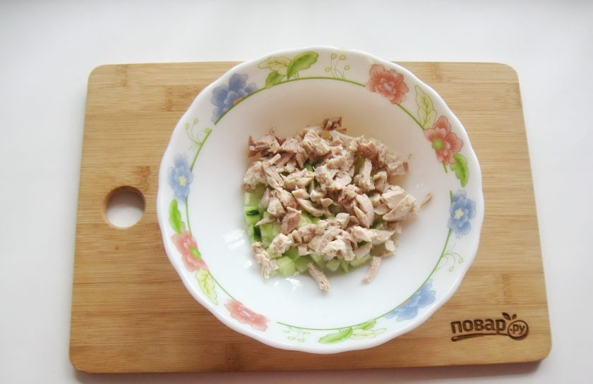 1. Этап. Салат с курицей, зеленым горошком и огурцом: Отварную курицу нарежьте и добавьте в салат.