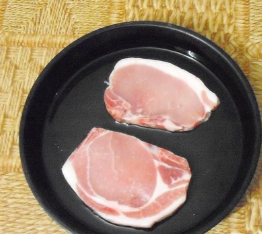 1. Этап. Свиные стейки с грибами и брюссельской капустой: 3. Противень смазываем растительным маслом и укладываем на него свиные стейки. Разогреваем духовой шкаф и минут на тридцать-сорок отправляем туда противень со стейками. Каждые минут пятнадцать, пивом или водой сбрызгиваем на стейки.