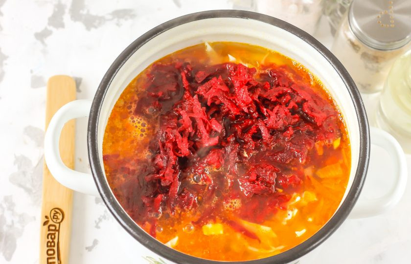 1. Этап. Борщ по ГОСТу: Выложите туда же свекольную массу и отварите борщ еще 5 минут.