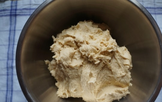 1. Этап. Вафли домашние в электровафельнице: 5. Замесите тесто, накройте его полотенцем и оставьте в тепле на 1.5-2 часа.