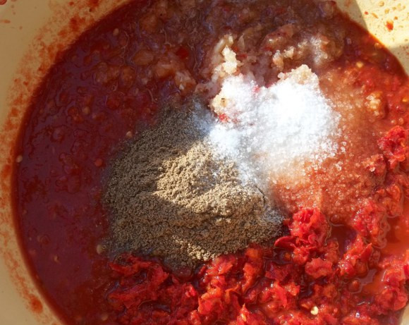 1. Этап. Кавказская аджика: 8. В полученную овощную кашицу добавьте кориандр и соль.