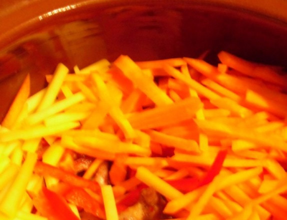 1. Этап. Вкусный суп из баранины: Затем выложите порезанные овощи.