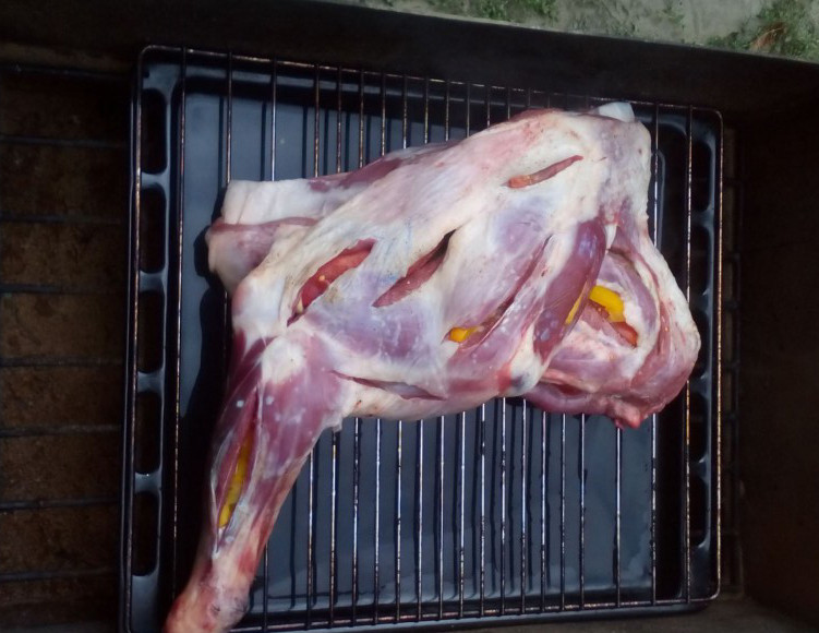 1. Этап. Баранина в коктальнице: Нашпигованную баранью лопатку выкладываем на коктальницу. Коптим ровно час. В течение процесса можно поливать водой, чтобы мясо не высыхало.