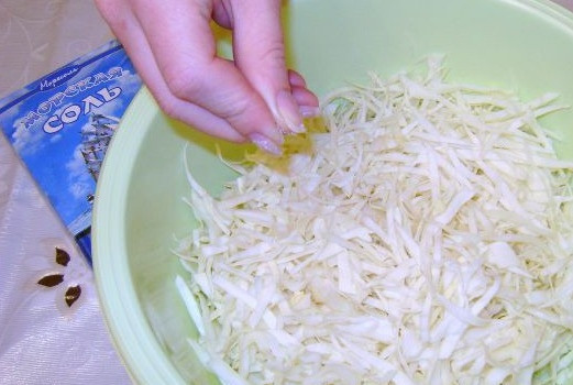 1. Этап. Свежий салат из капусты: 3. В глубокой миске смешать капусту с солью и оставить ее на 10-15 минут.