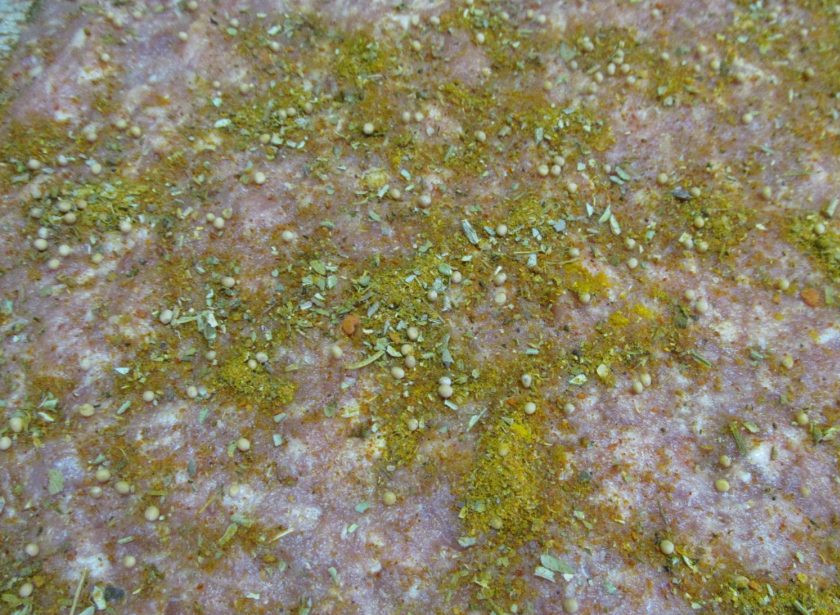 1. Этап. Праздничный мясной рулет: Свиной фарш посыпьте оставшимися специями.