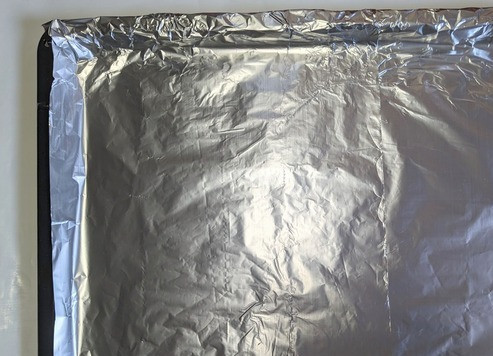 1. Этап. Куриные окорочка по-Гавайски: Курочку будем готовить в духовке, на программе гриль. Духовку разогреть до 180 © (программа гриль). Противень застелить фольгой.